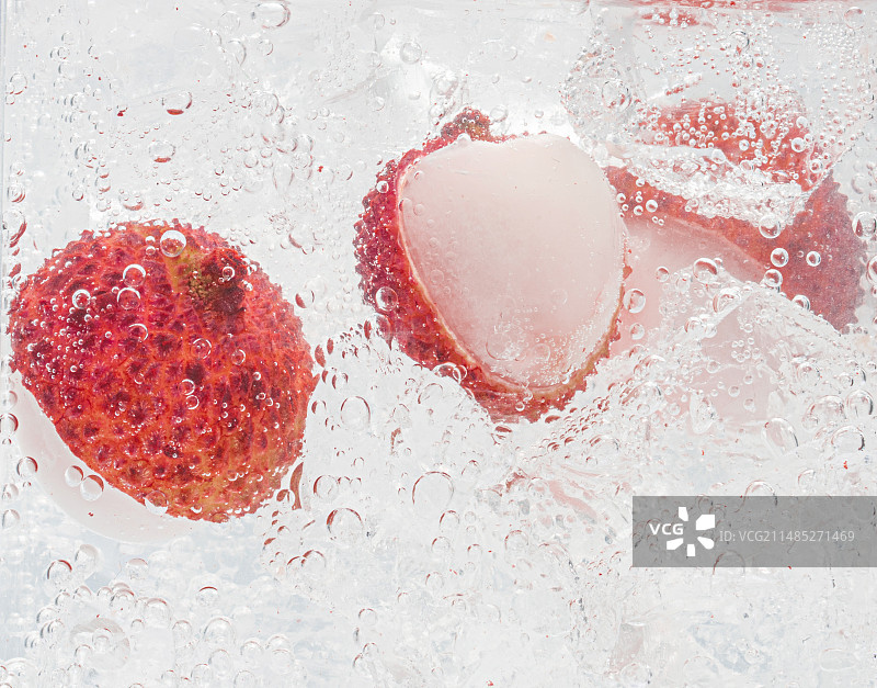 荔枝果肉气泡水冰块图片素材