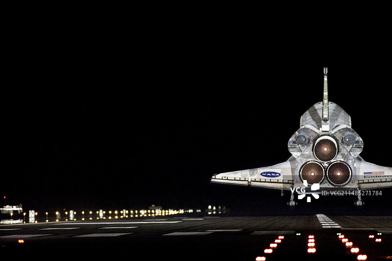 夜间航天飞机着陆图片素材