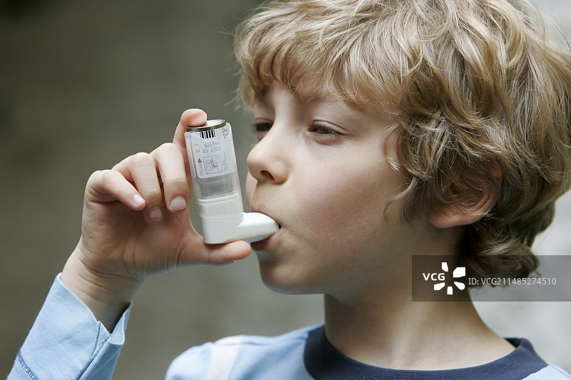 哮喘吸入器使用图片素材