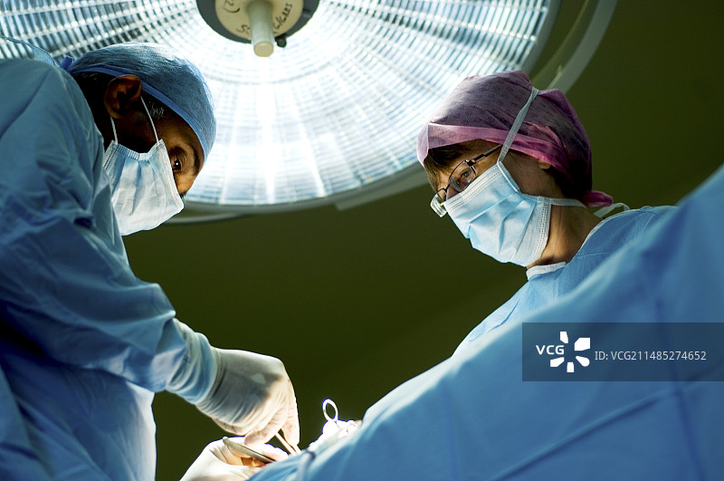 外科医生正在进行手术图片素材