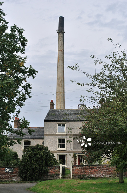 村庄和炼油厂图片素材