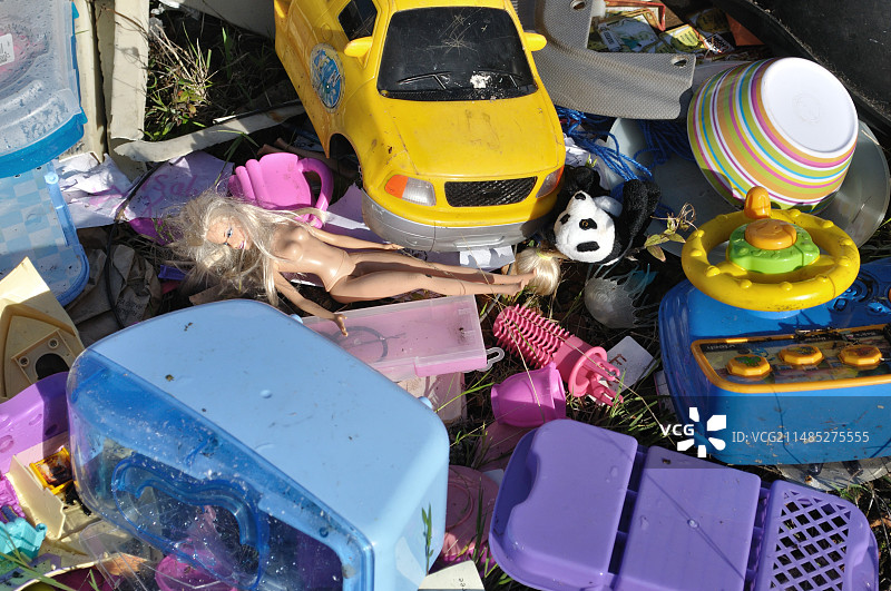 倾倒的玩具和塑料制品图片素材