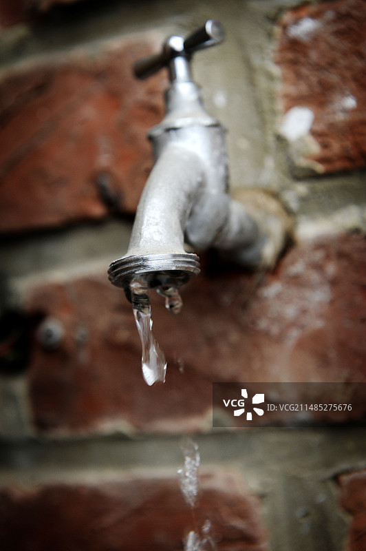 滴水的水龙头图片素材