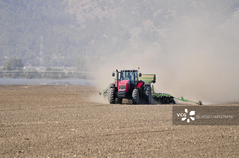 拖拉机耕地图片素材