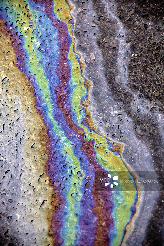 汽油溢出时的光线折射图片素材