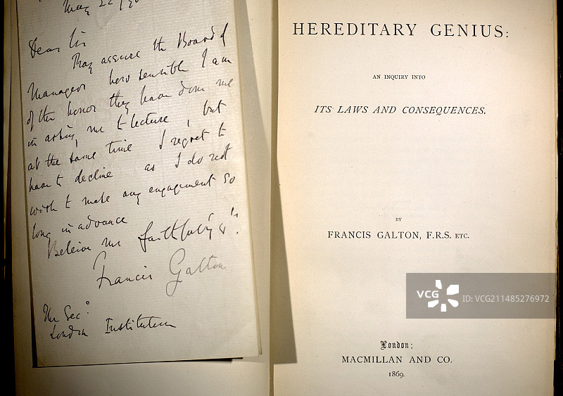1869年高尔顿在《遗传天赋》上的签名图片素材