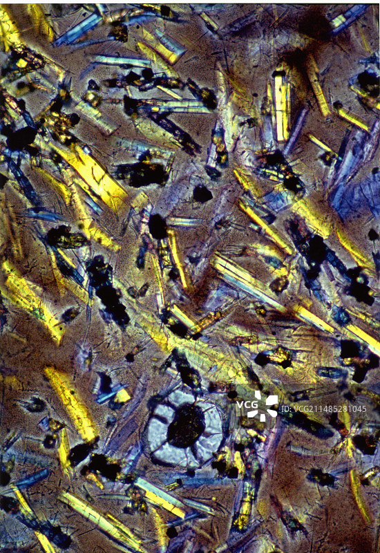 富含玻璃成分的熔岩晶体图片素材