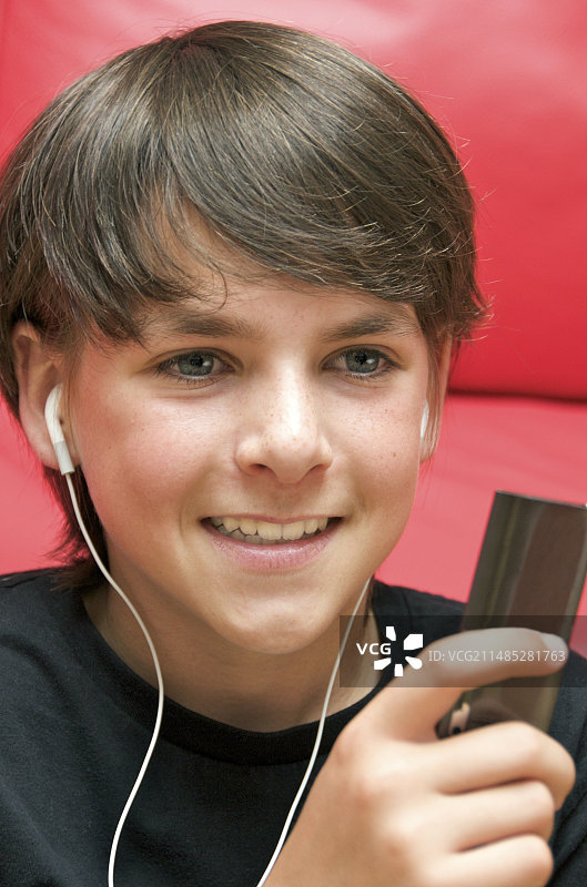 听音乐的青少年图片素材