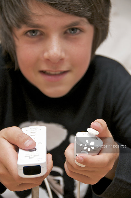 玩电子游戏的青少年图片素材