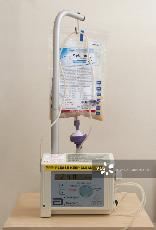 用于管饲儿童的牛奶泵图片素材