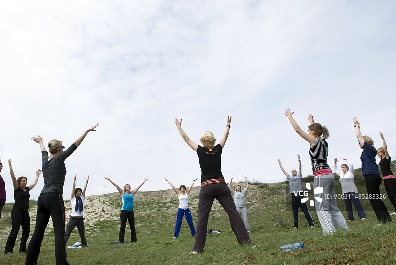 练习气功的女性图片素材