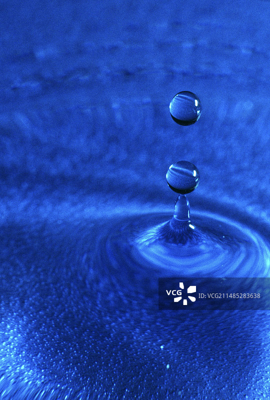 水滴冲击图片素材