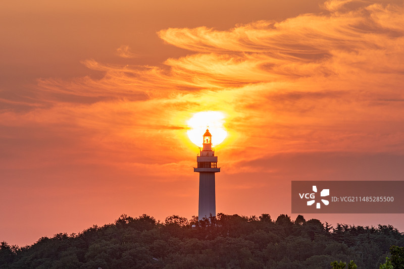 亚洲中国山东省烟台市烟台山灯塔日出图片素材