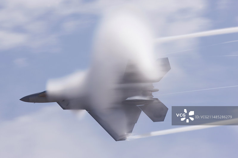 飞行中的F-22猛禽战斗机图片素材