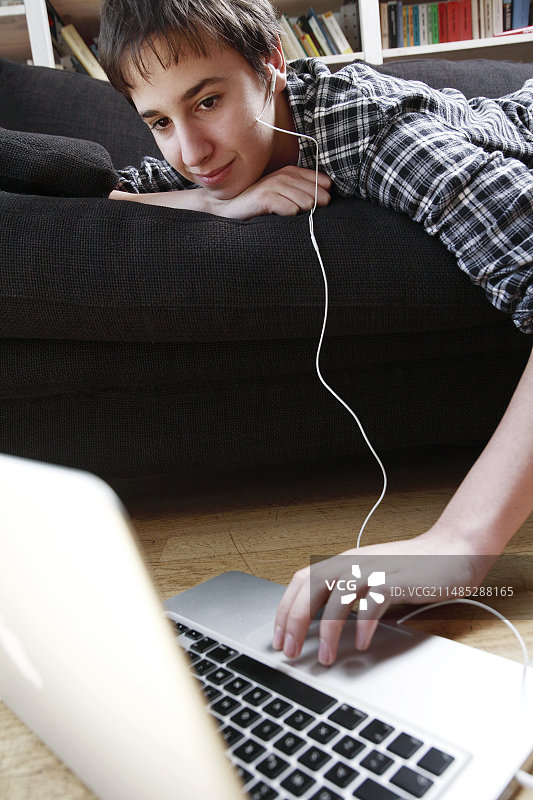 使用笔记本电脑的青少年图片素材