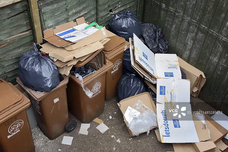 满溢的垃圾箱图片素材