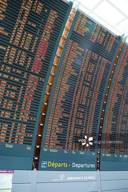 巴黎机场的航班信息显示屏图片素材