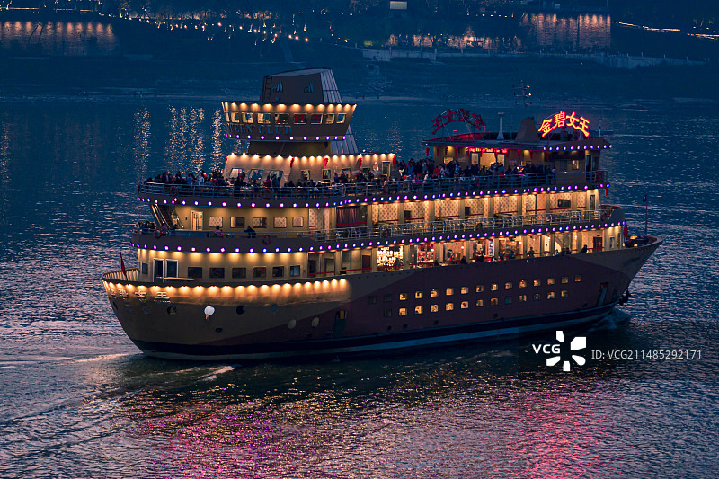 旅游船在夜景中的江面航行图片素材