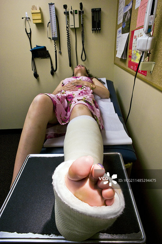 脚踝受伤的女人图片素材