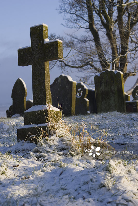 雪中墓地图片素材