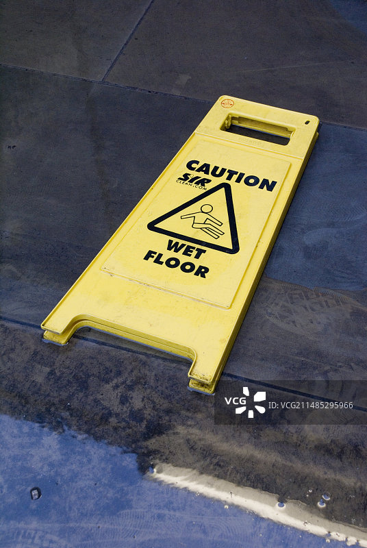 水坑中的湿地板标志图片素材