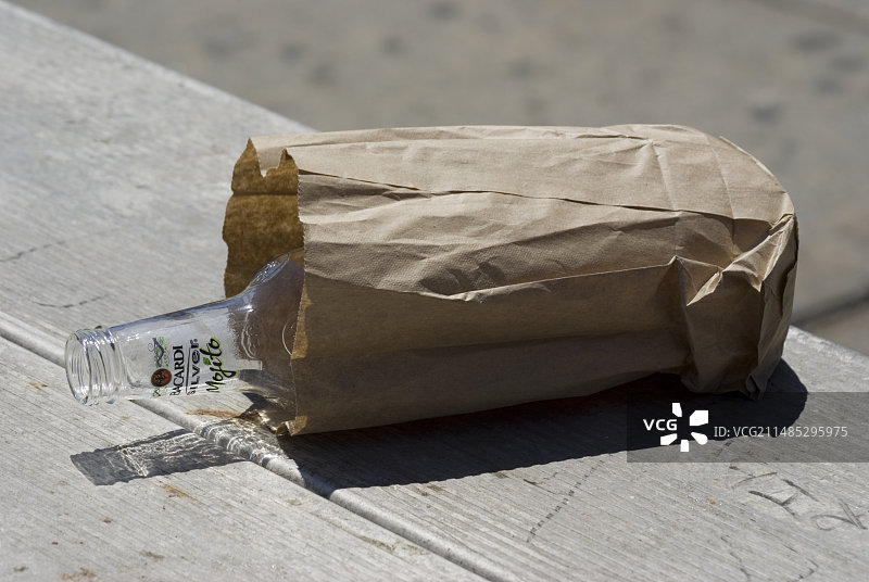 纸袋里丢弃的朗姆酒瓶图片素材