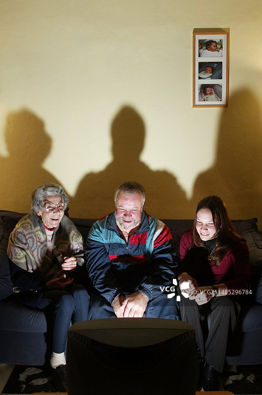 一家人看电视图片素材