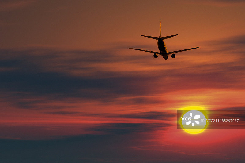 日落时分上升的波音737飞机图片素材