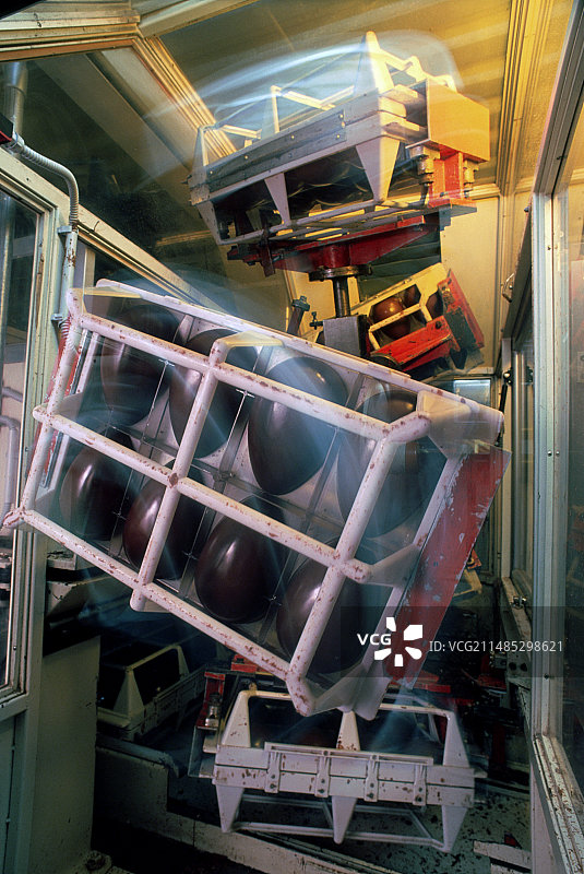 巧克力彩蛋生产图片素材