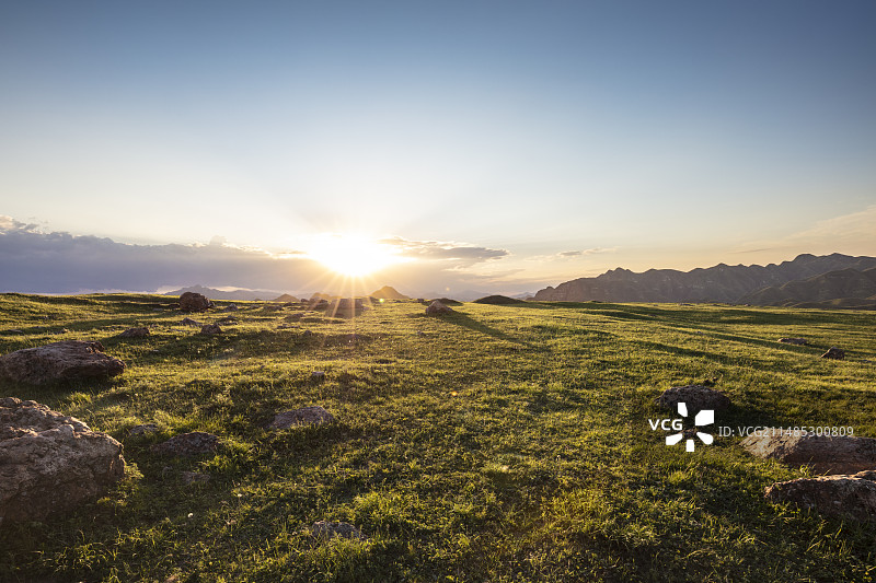 日落时广阔的草地与山川，户外自然风景，汽车广告背景图图片素材