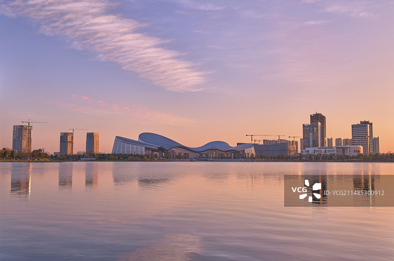 日落时分的城市风光图片素材