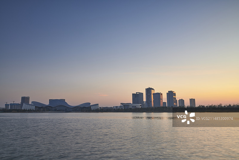 夕阳下的城市天际线图片素材