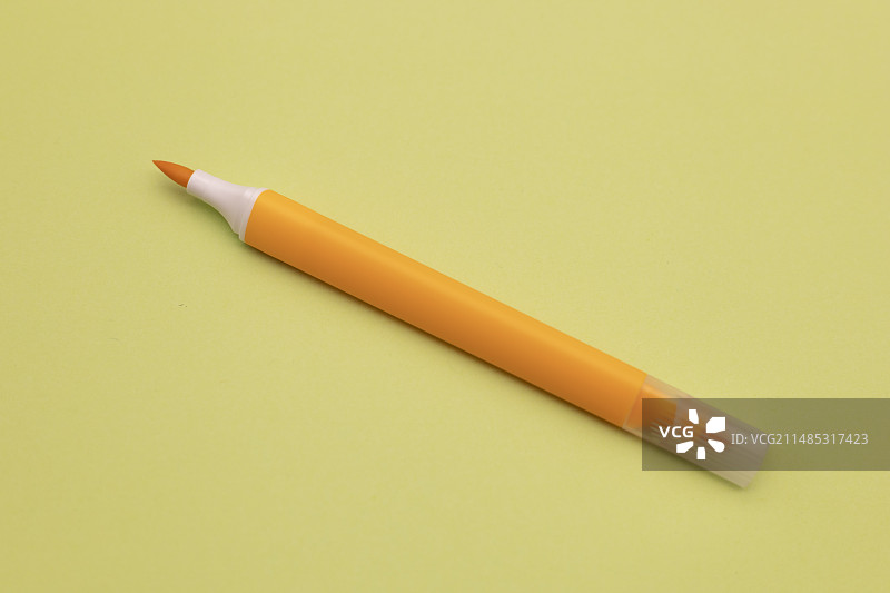 放在绿色卡纸上的水彩笔图片素材