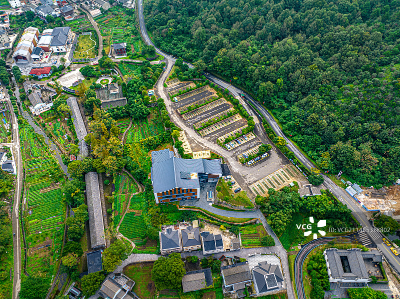舟山南洞艺谷游客中心 停车场 舟山定海区干览镇新建社区 海岛山谷里的田园风光 绿水青山就是金山银山图片素材