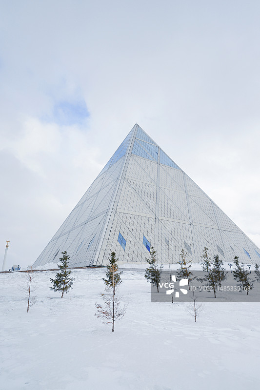 冰雪天地下的金字塔形建筑特写图片素材