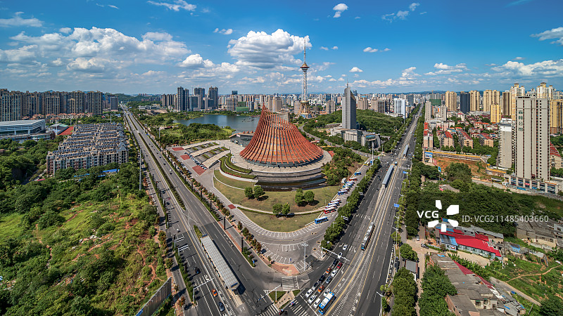 株洲神农湖十字交叉智轨通过图片素材