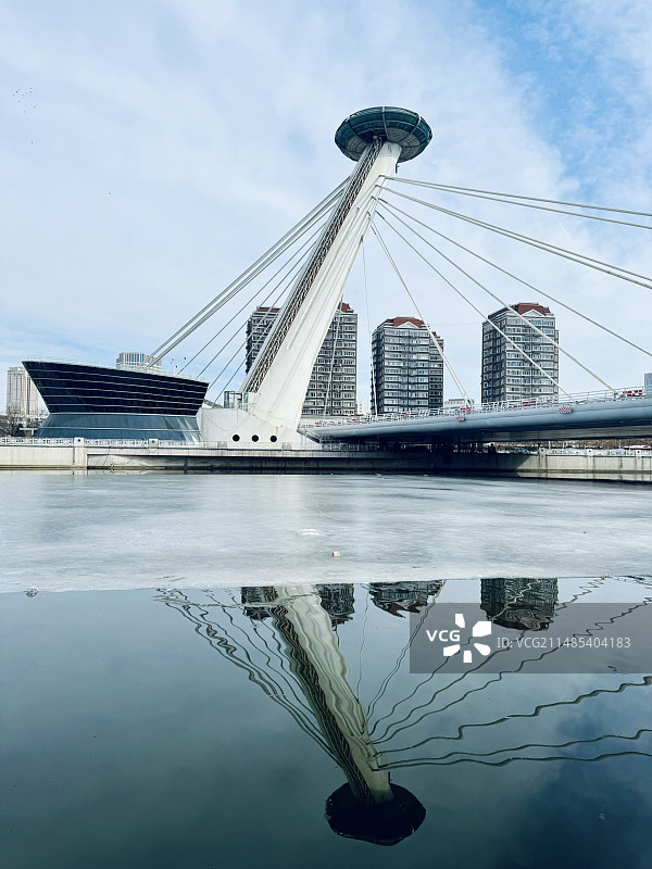 多云天空下的吊桥图片素材