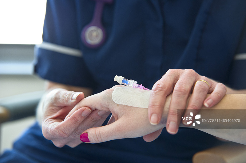 病人手中的插管图片素材