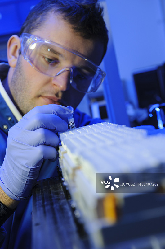 科学家正在检查微量管样品图片素材