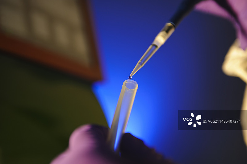 将液体移入试管图片素材