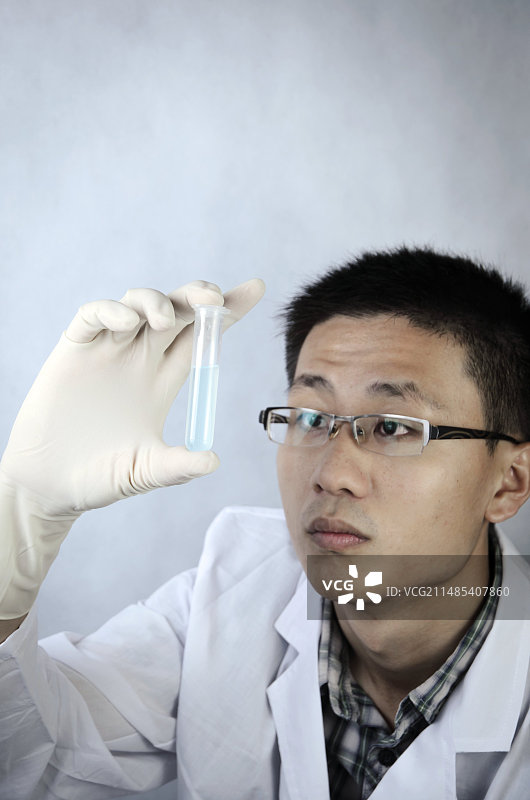 科学家手持试管图片素材