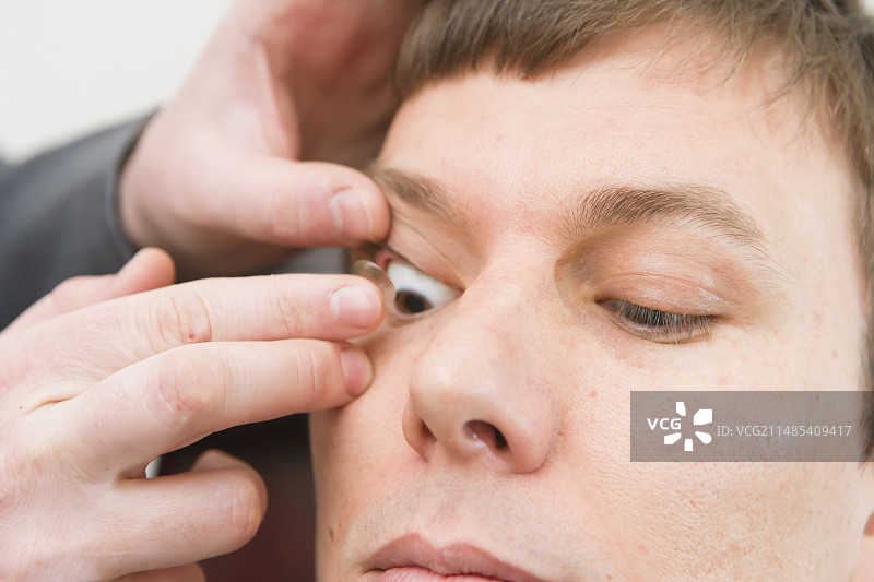 佩戴隐形眼镜图片素材