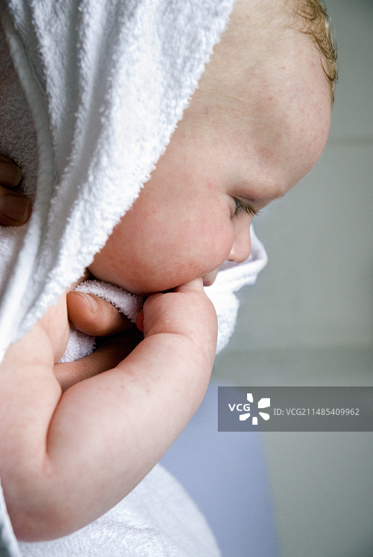 正在被擦拭的男婴图片素材