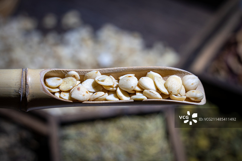 竹勺里的中草药 中药 杏仁图片素材