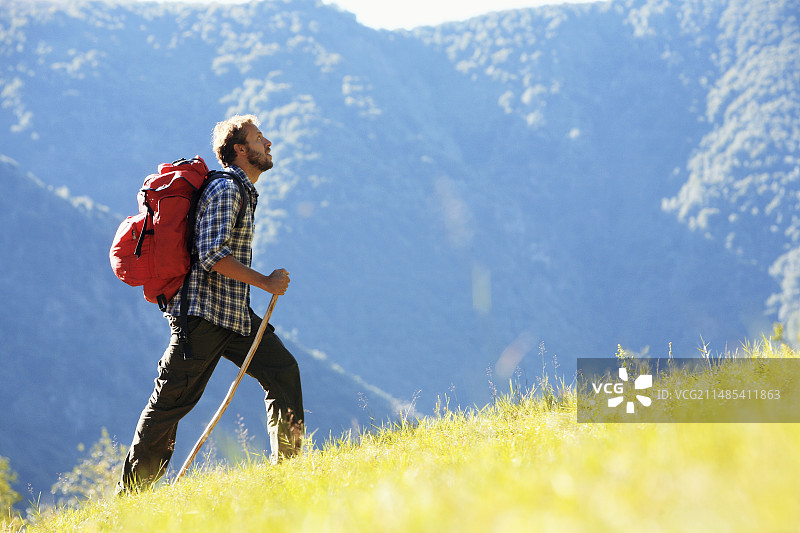 男人在阳光下徒步旅行图片素材