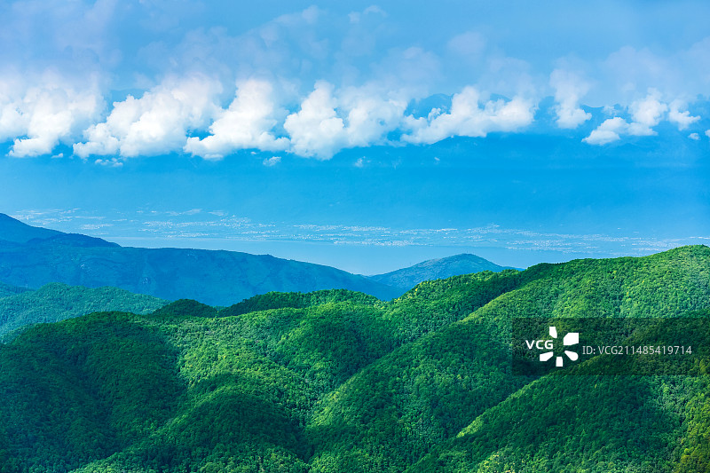 中国云南省大理州宾川县鸡足山顶风光，远处是大理苍山和洱海图片素材