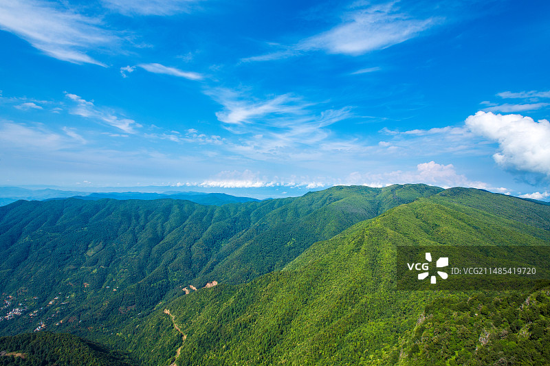 中国云南省大理州宾川县鸡足山顶风光，远处是大理苍山和洱海图片素材