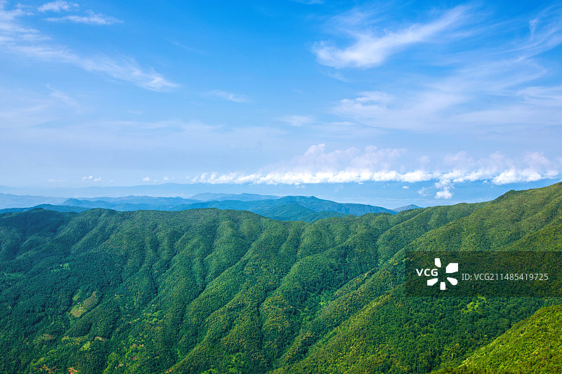 中国云南省大理州宾川县鸡足山顶风光，远处是大理苍山和洱海图片素材