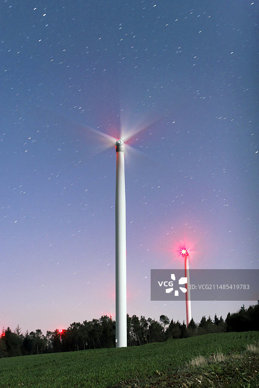 星空下的风力涡轮机图片素材