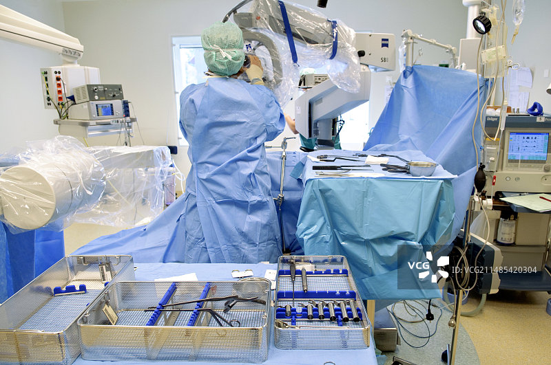 椎间盘滑脱微创内窥镜手术图片素材